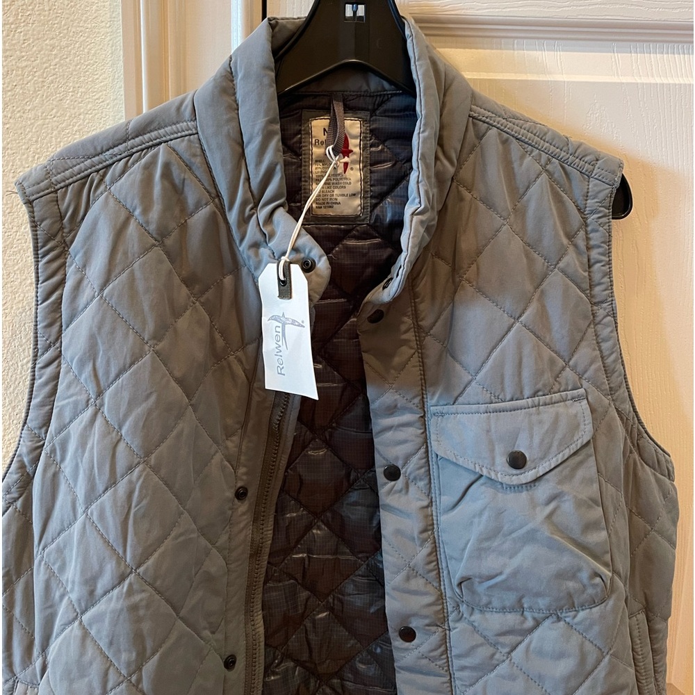 New Relwen Grey Quilted Vest  Size Medium

fit:  classic
